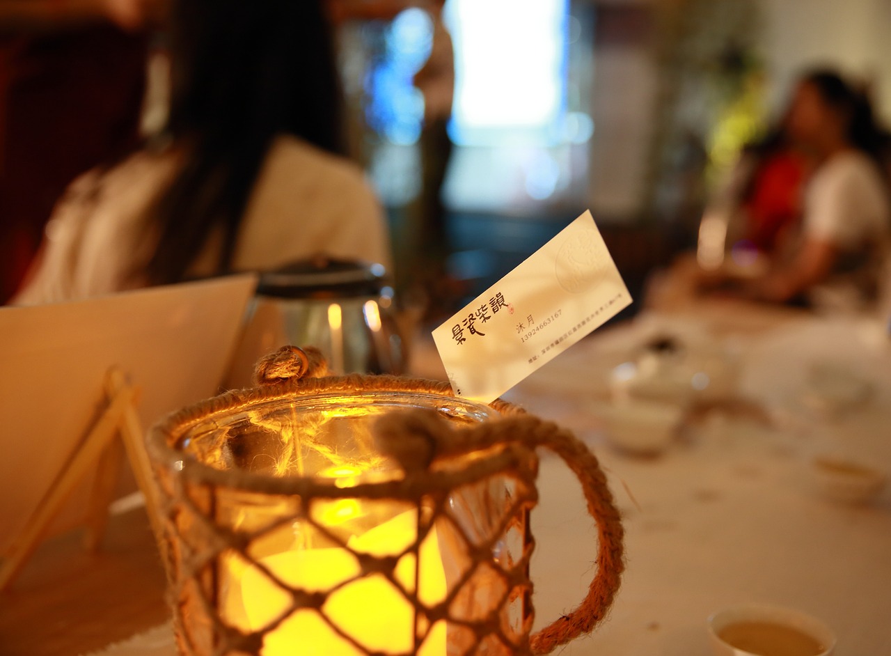 姐妹俩的意外遭遇，一餐饭与广告牌的交错