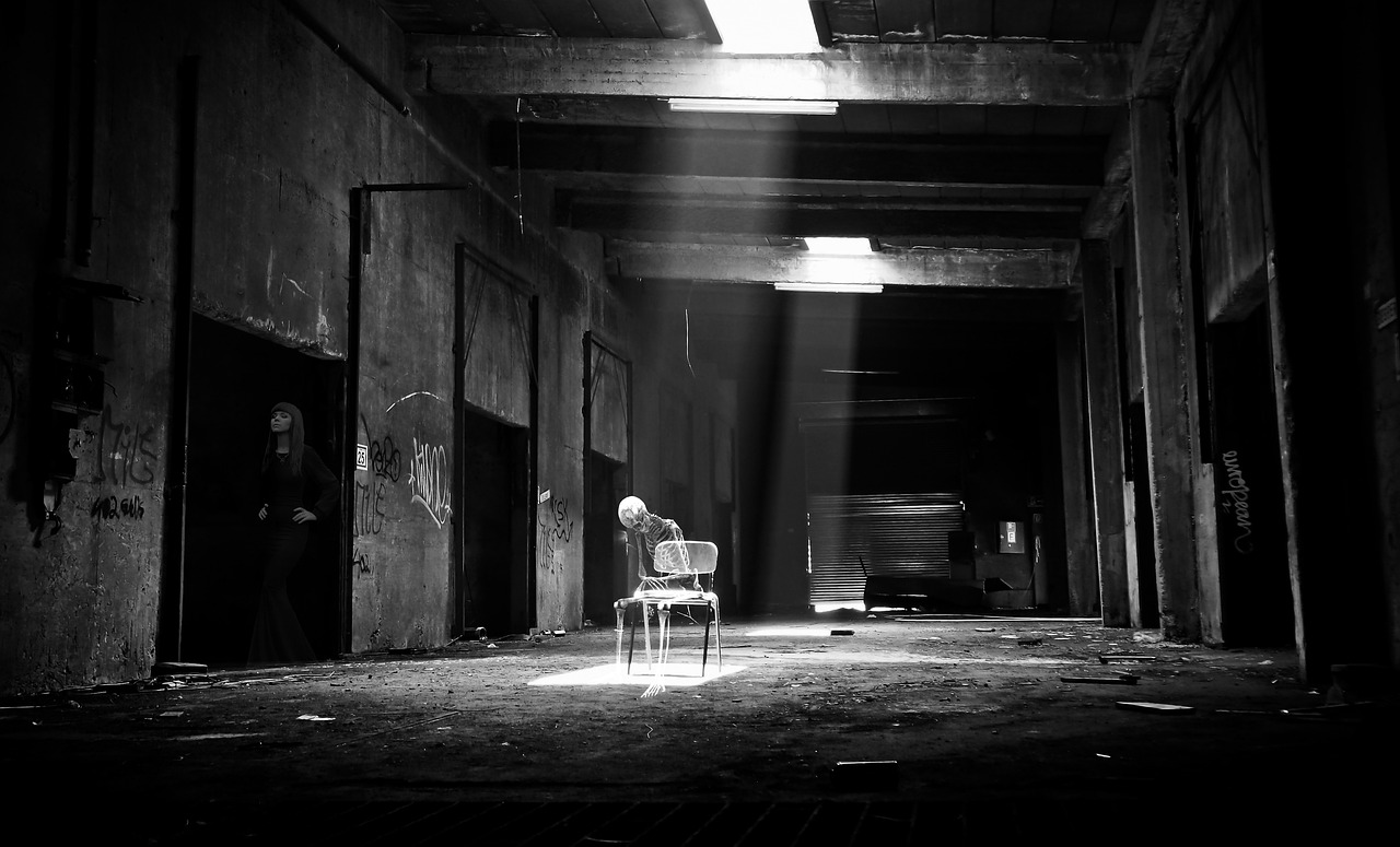 男子水库泄洪口抓鱼遭遇悲剧，涵洞吞噬生命，警示公众安全意识