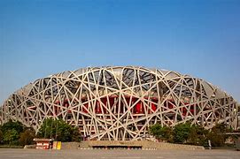 针对“鸟巢对过红色的建筑”的SWOT分析