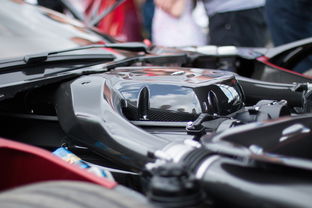 女子小区内意外受伤,趴地晒背遭车撞伤 女子小区内意外受伤,趴地晒背遭车撞伤