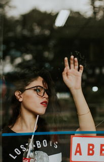 女子直播间买珍珠一抠竟掉皮，揭秘珍珠背后的真相