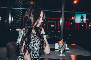 女生在泳池被男生轮流抱摔？这并非事实的真相