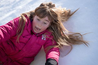 街头崩溃大哭，外地女孩疑遭伤害的背后