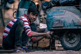 摩托车闯高速被扔锥桶，法律、安全与文化冲突的审视