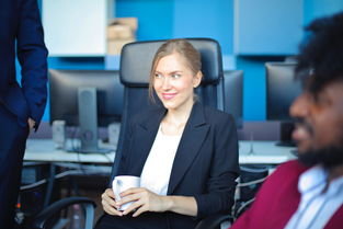 董力，工作人员称没想走黑红路线