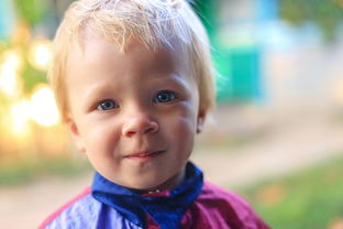 8个月大女宝宝爱看帅哥，目不转睛的奥秘与启示