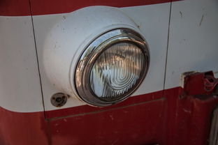 当车灯闪烁时，别慌！汽车警示灯亮起的真相