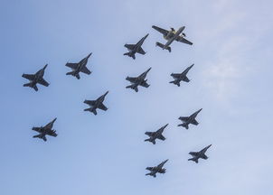 中国正造大型核动力航母？国防部回应