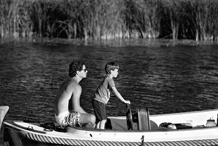 地震中的父与子，爱与坚持的力量