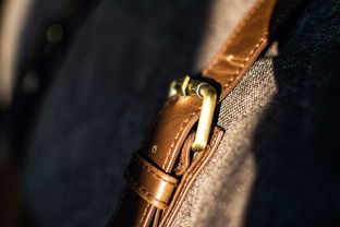 腰带蝴蝶结系法图解，打造精致时尚腰带